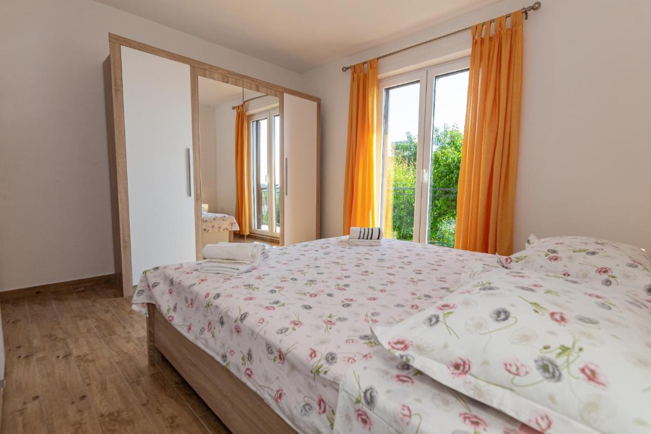 Navis Sea View Apartment With Pool Makarska Exterior photo